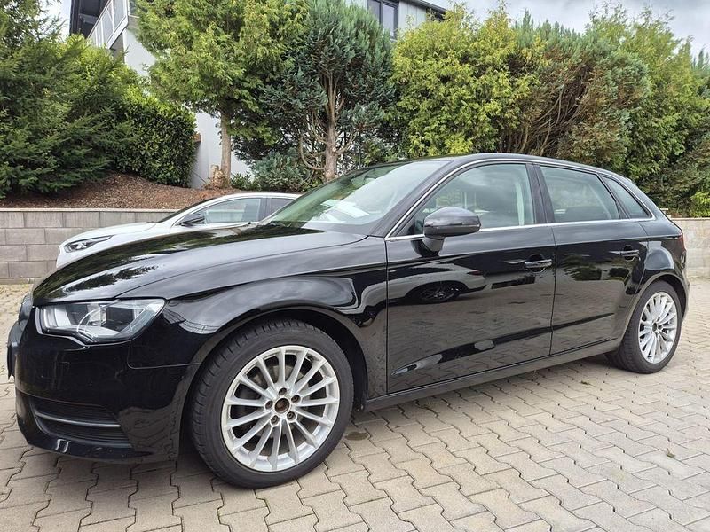 Schwarz Gebraucht 2013 Audi A3 Sportback Ambiente Limousine | 22.999 € - Bild 1/4