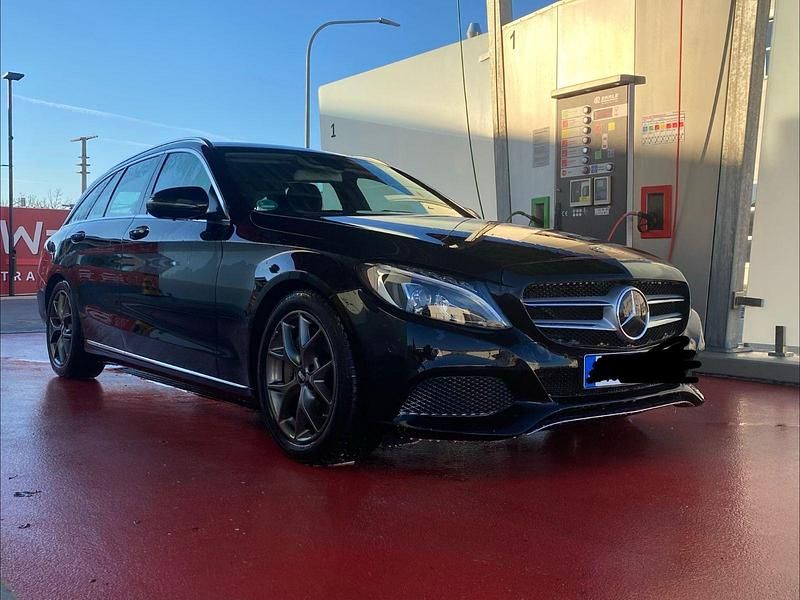 Schwarz Gebraucht 2016 Mercedes C250 Limousine | 19.750 € - Bild 1/4