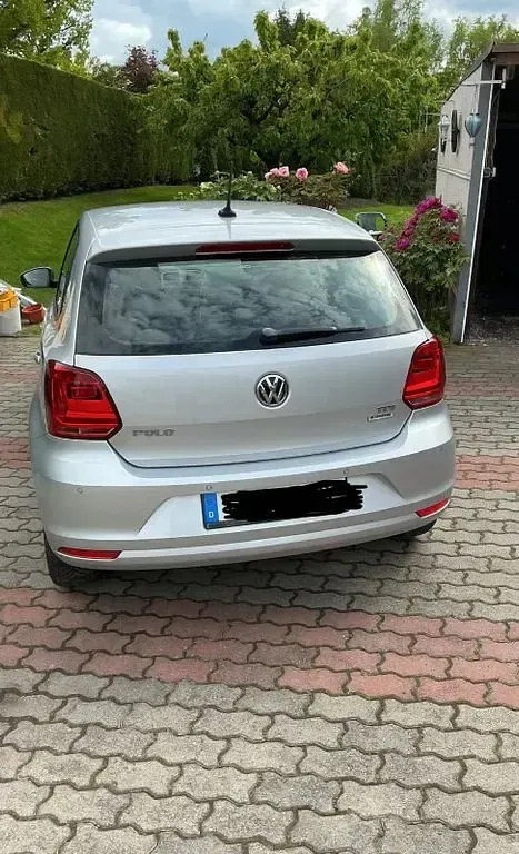 Używany VW Polo LOUNGE 75 KM (55 kW) 2015 Srebrny Sedan/Limuzyna
