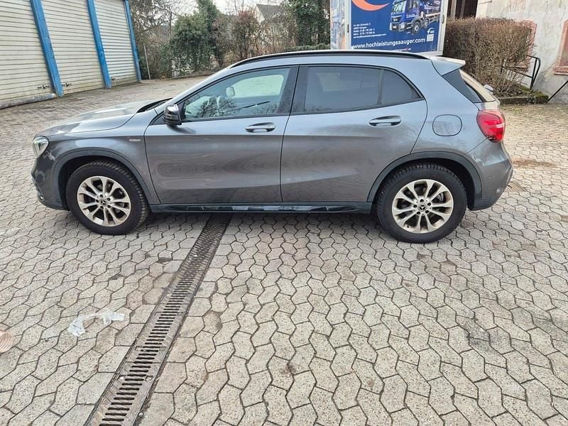Gebraucht Mercedes GLA200 156 PS (114 kW) 2019 Grau SUV