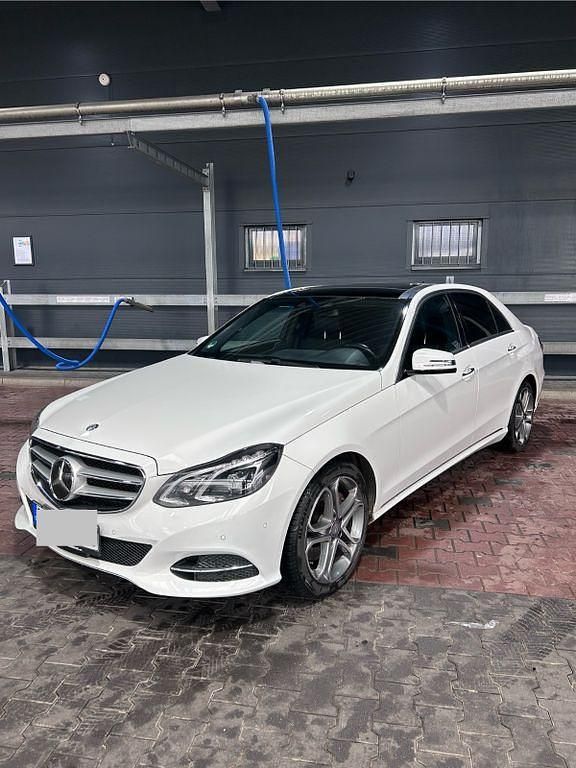 Weiß Gebraucht 2015 Mercedes E400 Avantgarde Limousine | 21.500 € - Bild 1/4