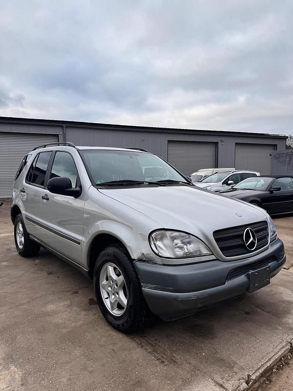 Gebraucht Mercedes ML320 218 PS (160 kW) 1999 Silber SUV