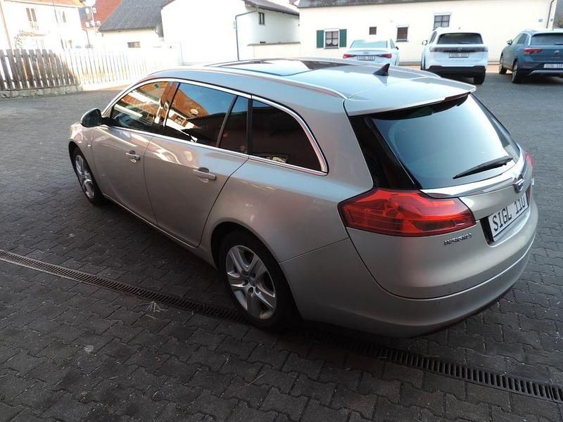 Gebraucht Opel Insignia Design Edition 131 PS (96 kW) 2011 Gold Kombi