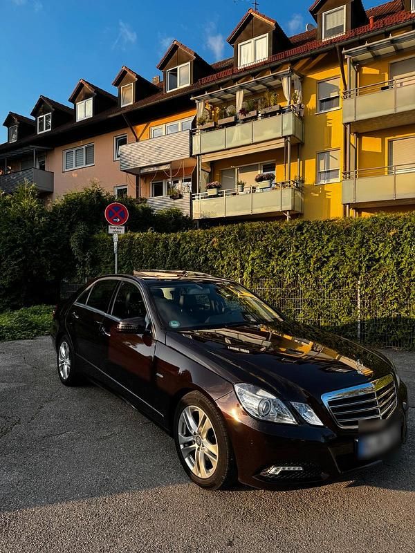 Braun Gebraucht 2010 Mercedes E250 Limousine | 11.900 € (Fairer Preis) - Bild 1/4