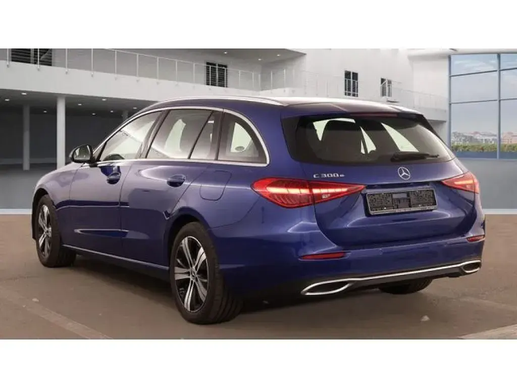Gebraucht Mercedes C300e 313 PS (230 kW) 2023 Blau (metallic) Kombi