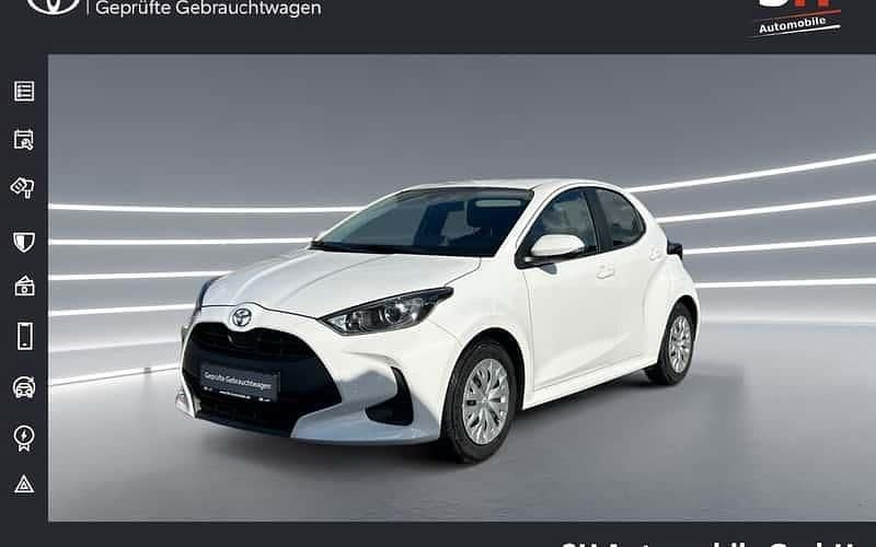 Weiß Gebraucht 2023 Toyota Yaris Comfort Limousine | 15.490 € (Fairer Preis) - Bild 1/4