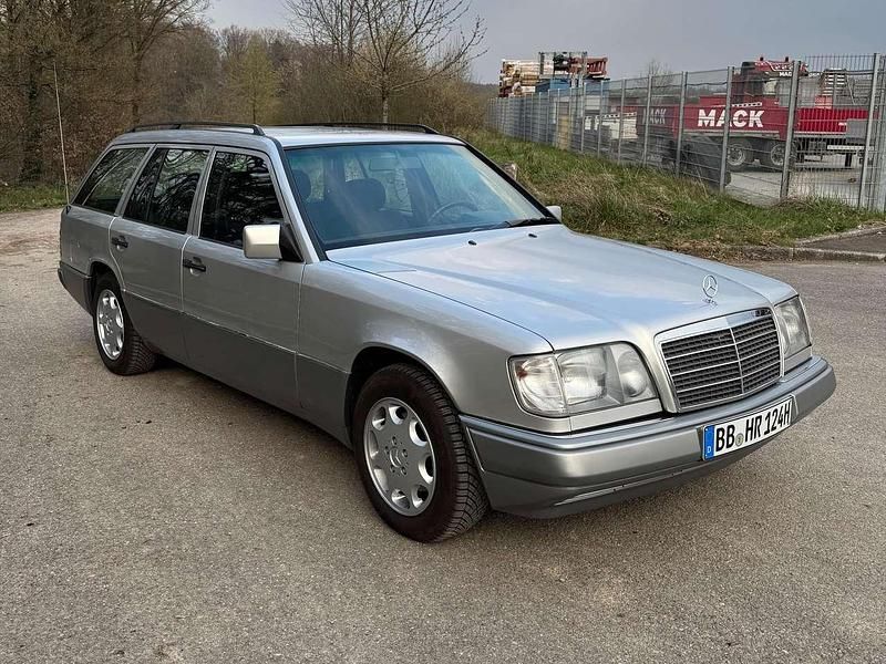 Gebraucht Mercedes E220 150 PS (110 kW) 1995 Silber Kombi