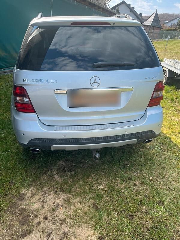 Gebraucht Mercedes ML320 224 PS (164 kW) 2007 Silber SUV