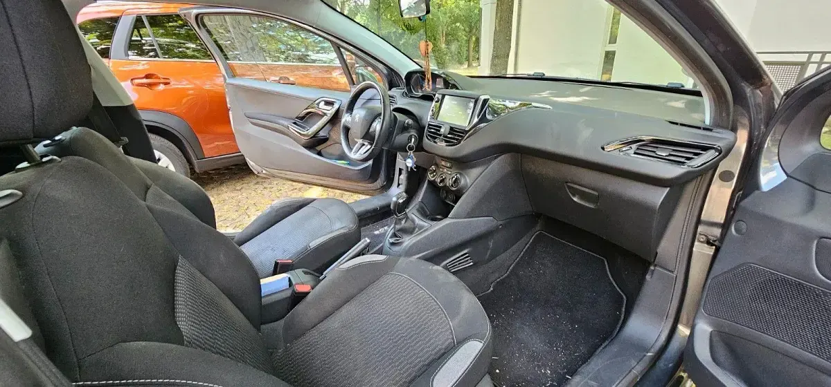 Gebraucht Peugeot 208 Active 82 PS (60 kW) 2015 Grau Kleinwagen