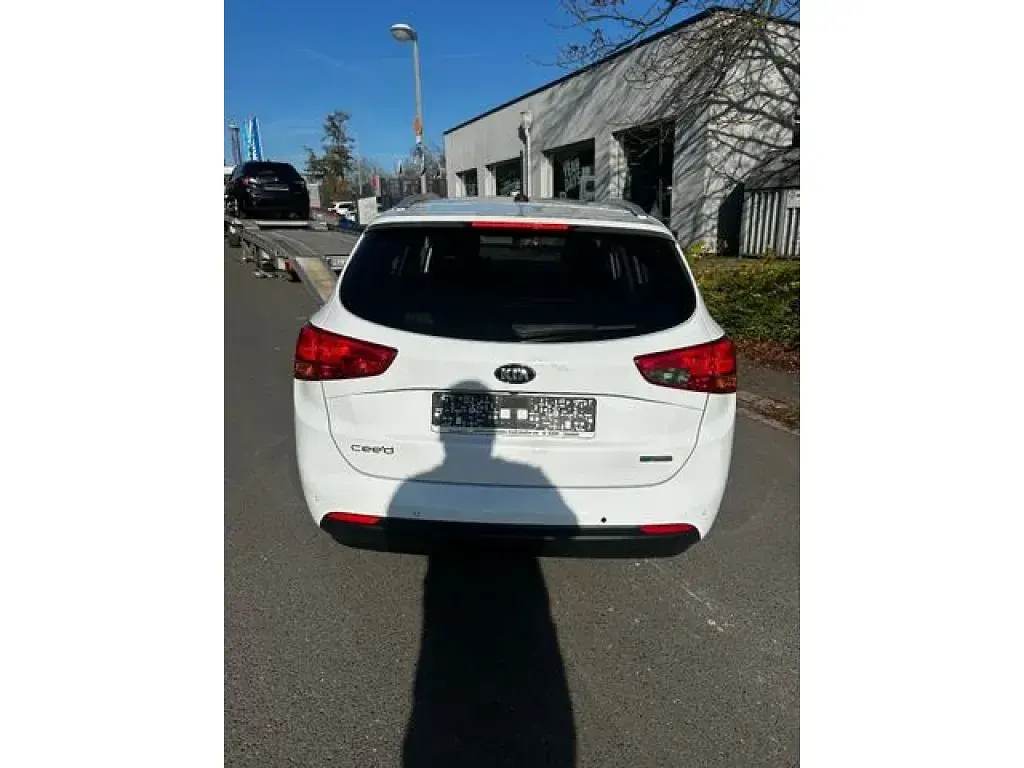 Używany Kia Ceed 101 KM (74 kW) 2016 Biały Hatchback