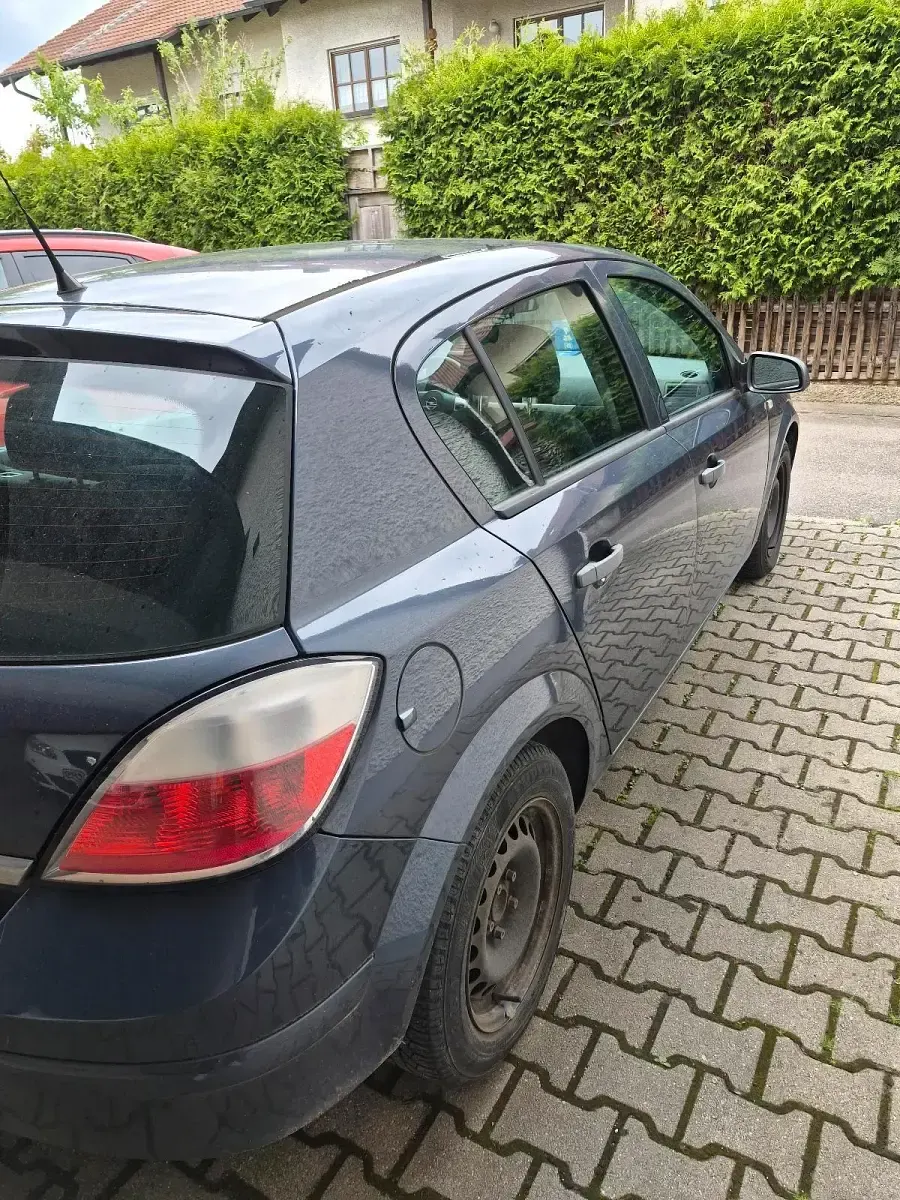 Używany Opel Astra 105 KM (77 kW) 2006 Niebieski Hatchback