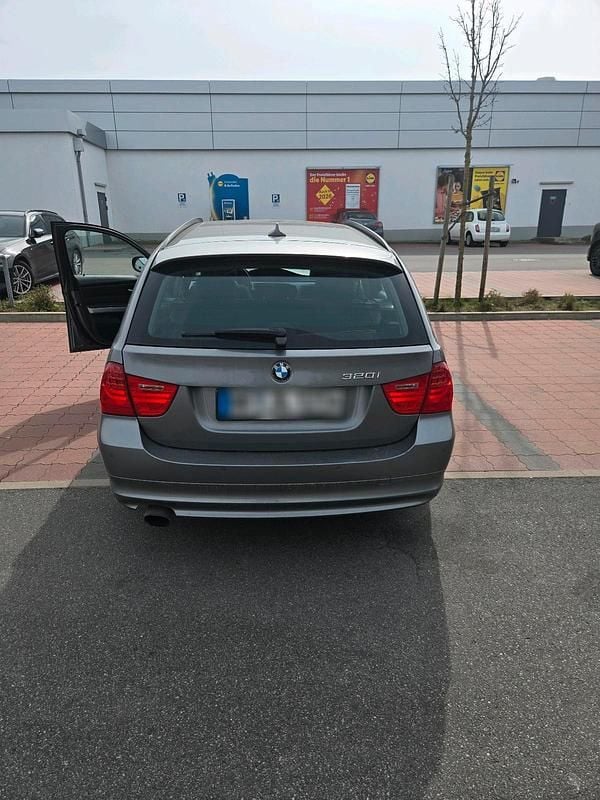 Gebraucht BMW 320 170 PS (125 kW) 2010 Grau Kombi