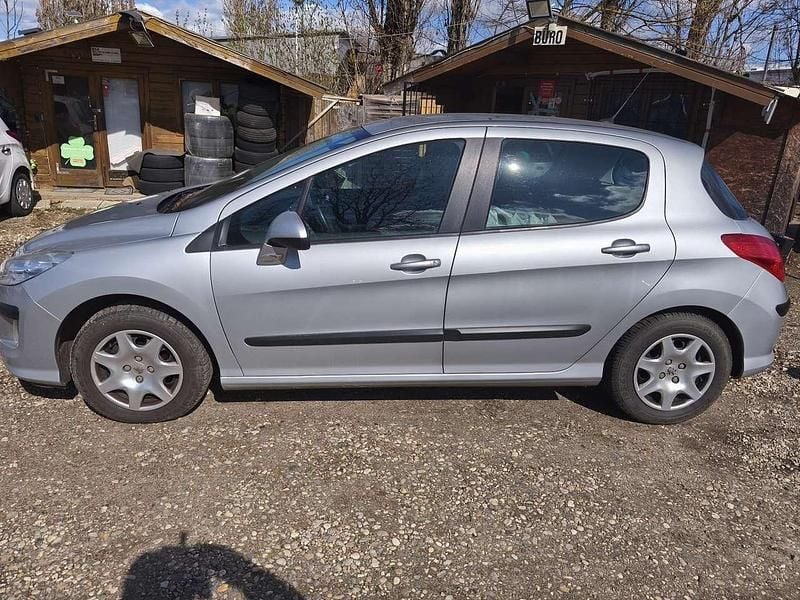 Gebraucht Peugeot 308 Tendance 95 PS (69 kW) 2008 Lackierung aluminiumgrau Kleinwagen
