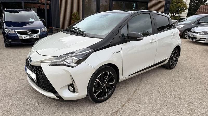 Weiß Gebraucht 2018 Toyota Yaris Hybrid Team Limousine | 13.799 € (Guter Preis) - Bild 1/4