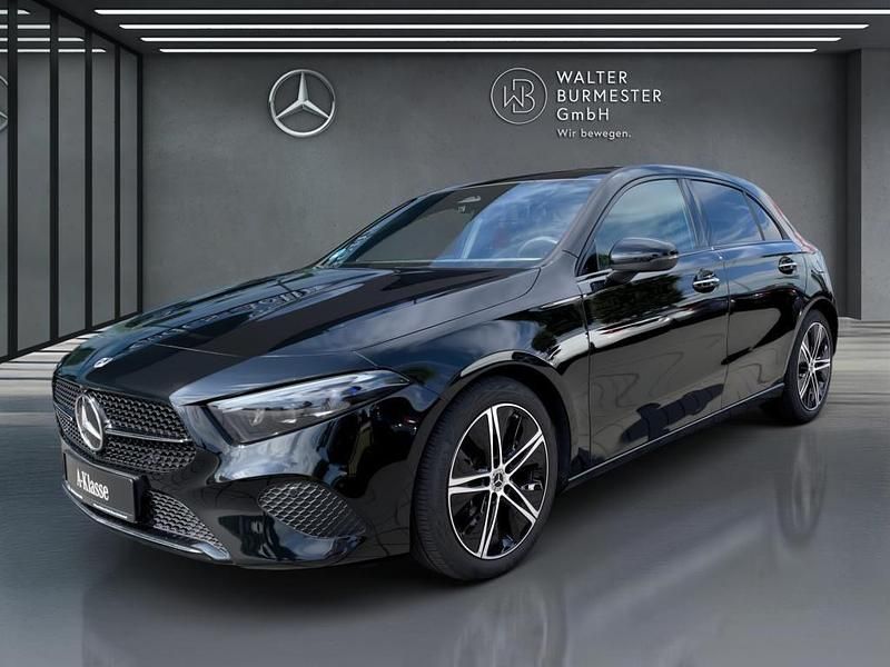 Gebraucht Mercedes A200 Night 163 PS (119 kW) 2024 Kosmosschwarz Limousine