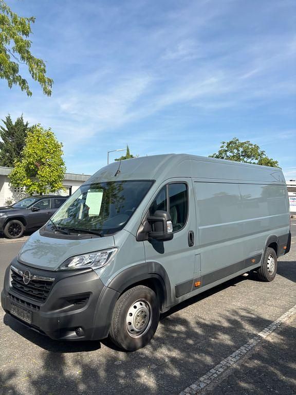 Grau Gebraucht 2024 Opel Movano Van | 23.999 € - Bild 1/4