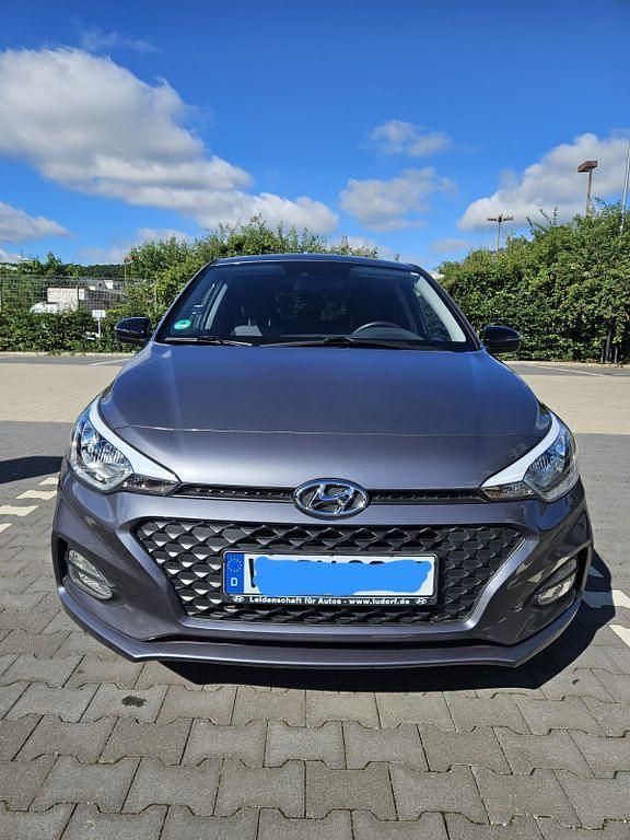 Grau Gebraucht 2020 Hyundai i20 YES! Limousine | 12.800 € (Fairer Preis) - Bild 1/4