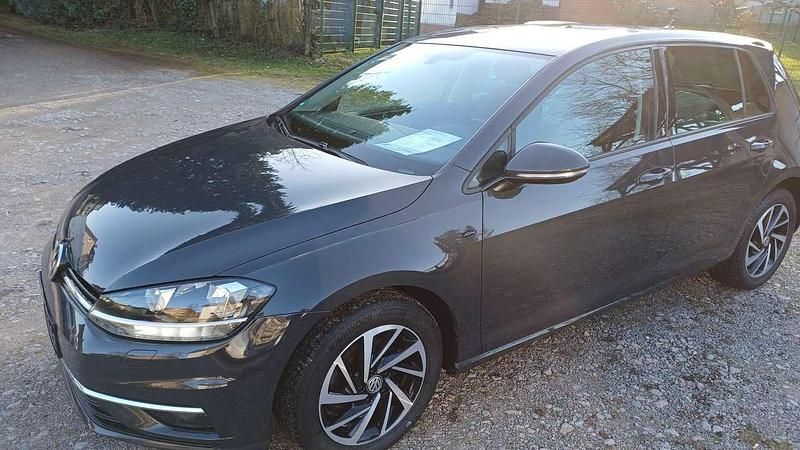 Gebraucht VW Golf VII Join 116 PS (85 kW) 2019 Uranograu/cinza urano Kleinwagen