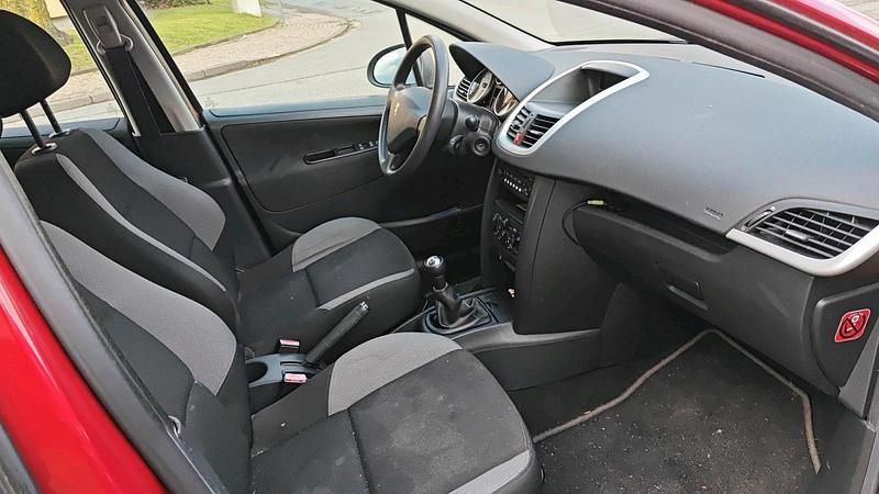 Gebraucht Peugeot 207 72 PS (52 kW) 2009 Rot Kleinwagen