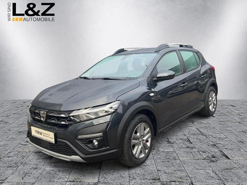 Grau Gebraucht 2023 Dacia Sandero Stepway Limousine | 15.980 € (Fairer Preis) - Bild 1/4