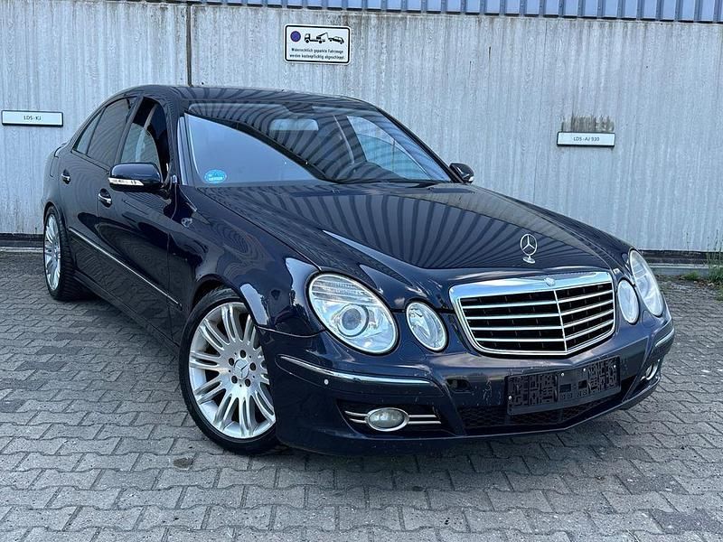 Blau Gebraucht 2006 Mercedes E320 Limousine | 5.900 € (Fairer Preis) - Bild 1/4