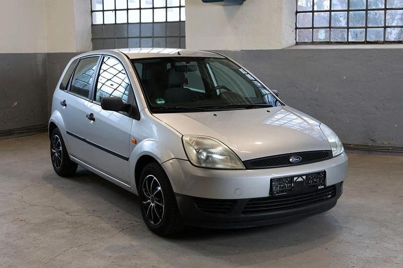 Silber Gebraucht 2003 Ford Fiesta Ambiente Limousine | 1.500 € (Fairer Preis) - Bild 1/4