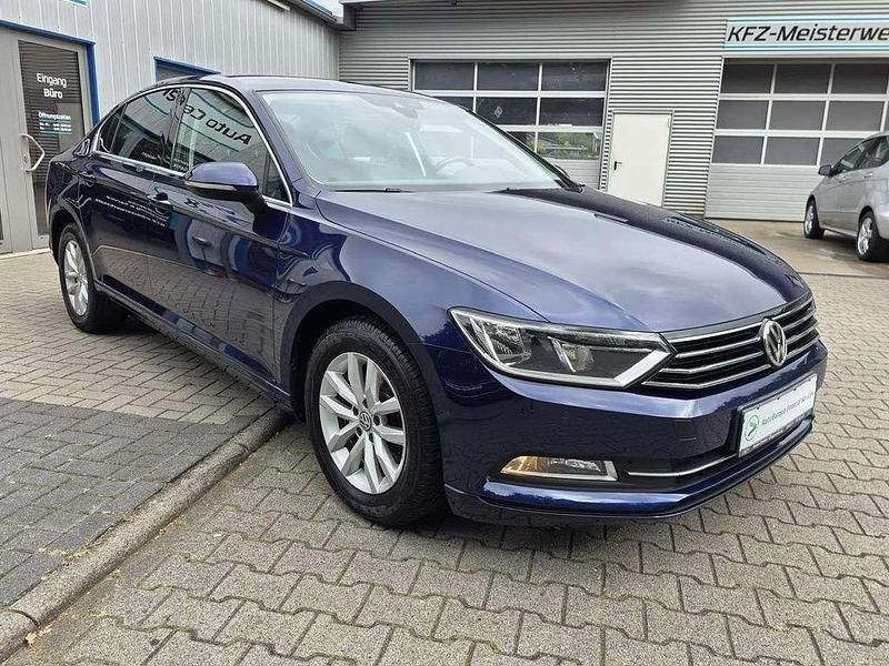 Gebraucht VW Passat Comfortline 150 PS (110 kW) 2018 Blau Limousine