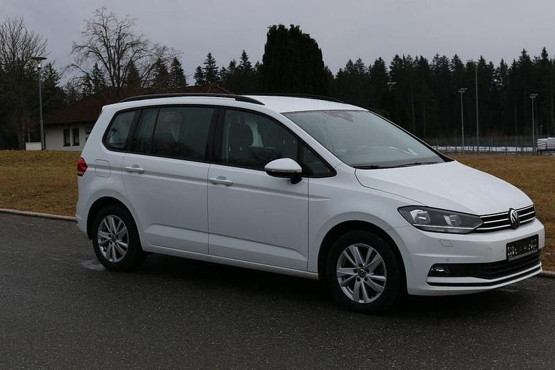 Gebraucht VW Touran Comfortline 122 PS (89 kW) 2022 Weiß Van / Kleinbus
