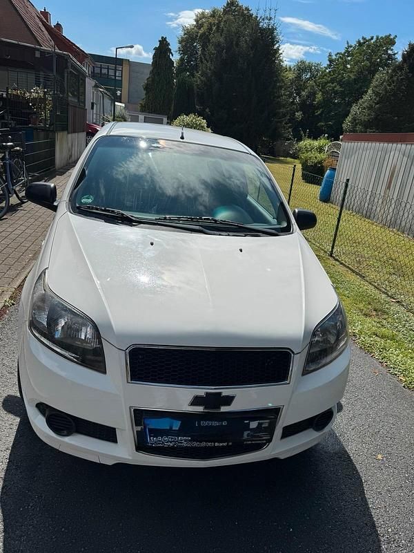 Weiß Gebraucht 2011 Chevrolet Aveo Kleinwagen | 2.200 € (Fairer Preis) - Bild 1/4