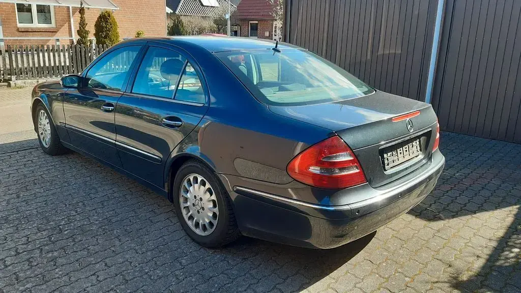 Gebraucht Mercedes E240 Elegance 177 PS (130 kW) 2003 Blau Limousine