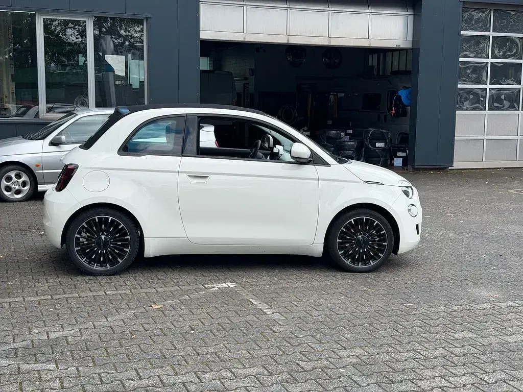 Gebraucht Fiat 500e Icon 86 kW (118 PS) 2022 Arktis weiß Cabrio