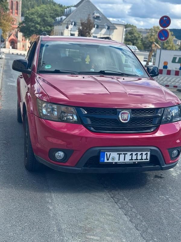 Rot Gebraucht 2015 Fiat Freemont SUV | 9.000 € (Fairer Preis) - Bild 1/4