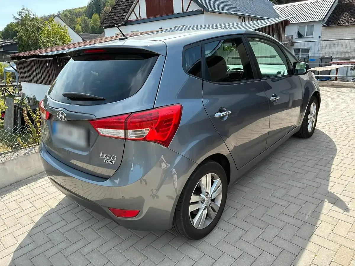 Gebraucht Hyundai ix20 116 PS (85 kW) 2013 Grau Kleinwagen