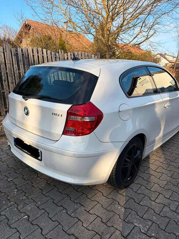 Gebraucht BMW 116 122 PS (89 kW) 2010 Weiß Kleinwagen