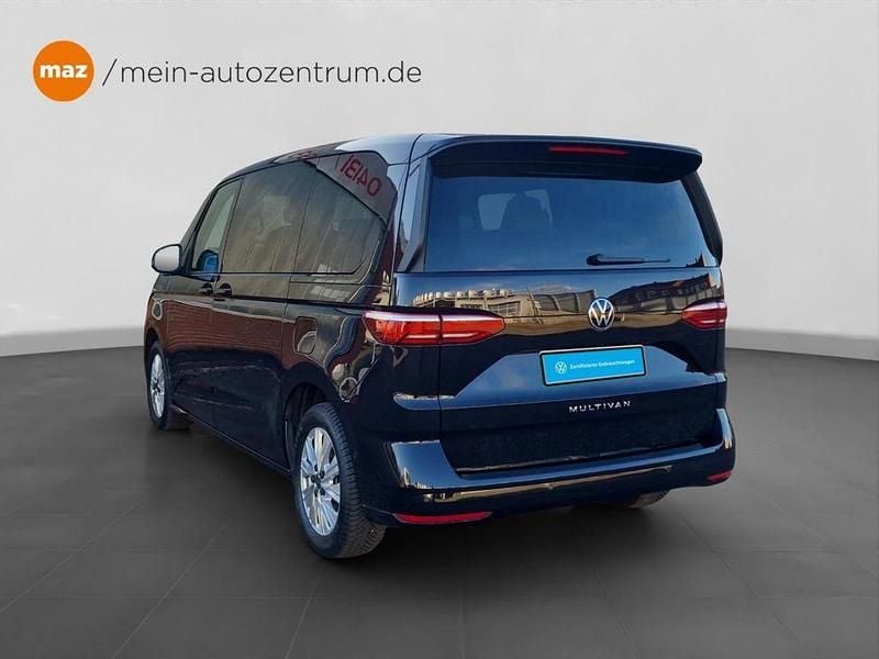 Gebraucht VW Multivan Basis 150 PS (110 kW) 2024 Deep black perleffekt Van