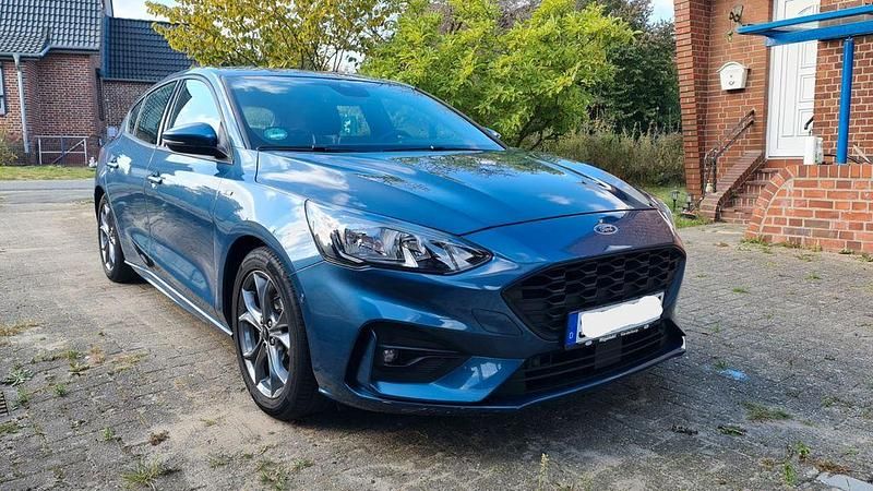 Blau Gebraucht 2018 Ford Focus ST-Line Limousine | 12.999 € (Fairer Preis) - Bild 1/4