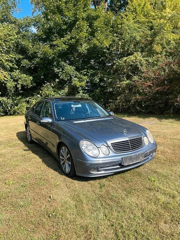 Grau Gebraucht 2003 Mercedes E220 Limousine | 3.100 € (Guter Preis) - Bild 1/4