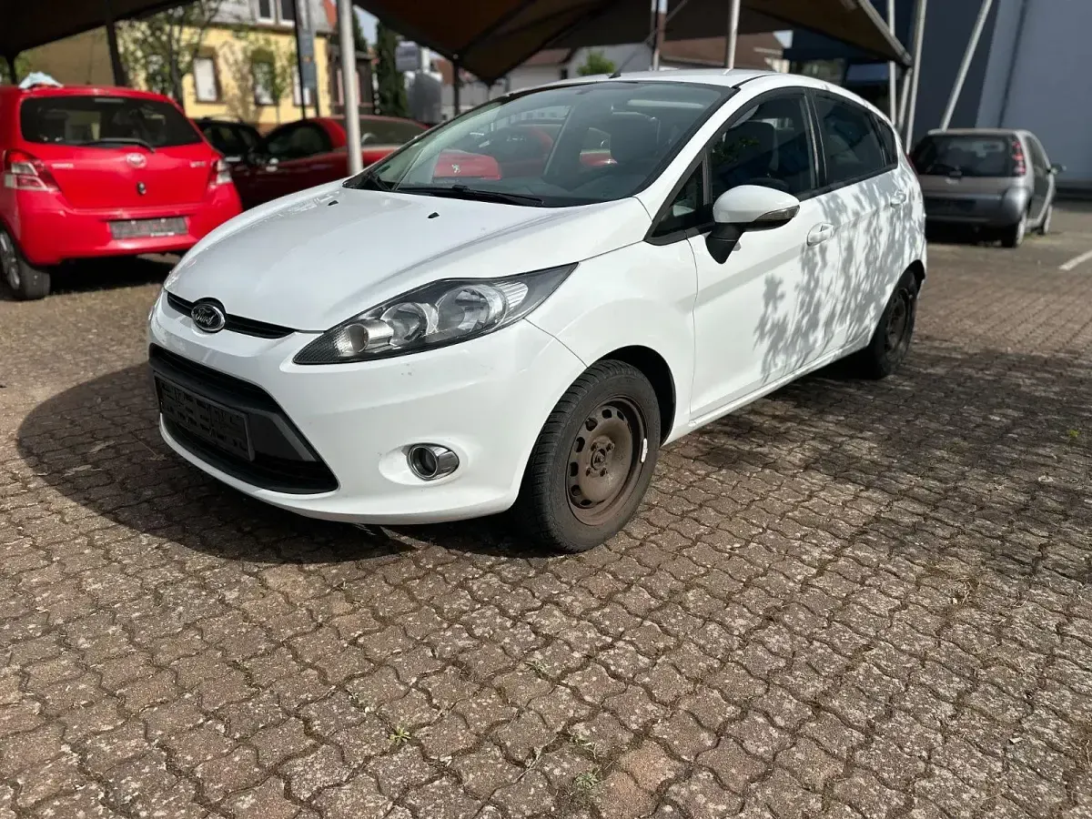 Usata Ford Fiesta Trend 82 CV (60 kW) 2012 Bianco Utilitaria