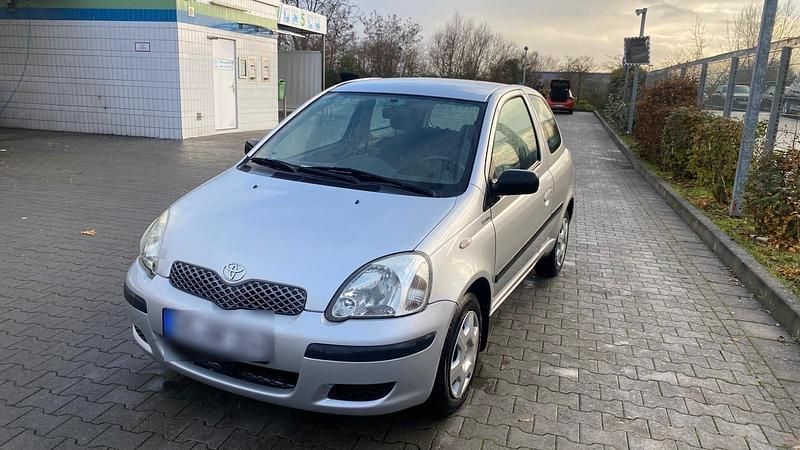 Grau Gebraucht 2004 Toyota Yaris Kleinwagen | 1.800 € (Fairer Preis) - Bild 1/4
