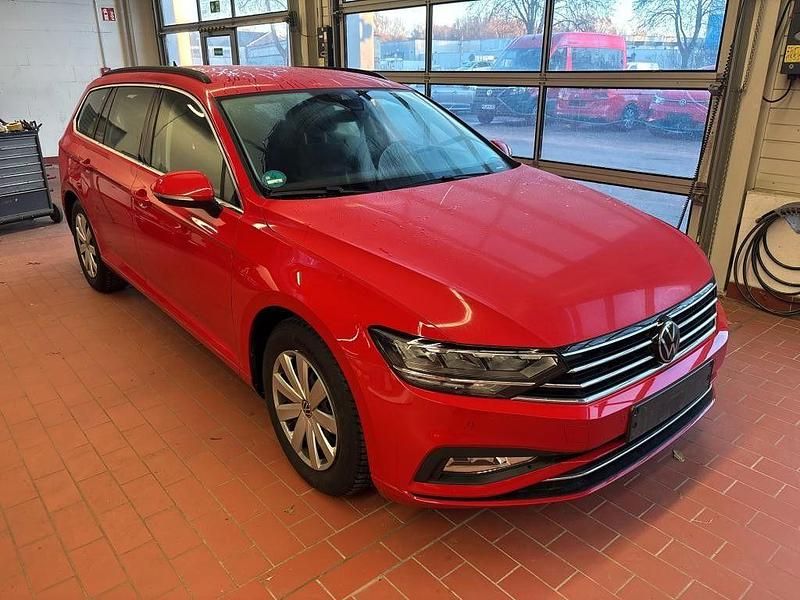 Gebraucht VW Passat Business 122 PS (89 kW) 2022 Tornadorot Kombi