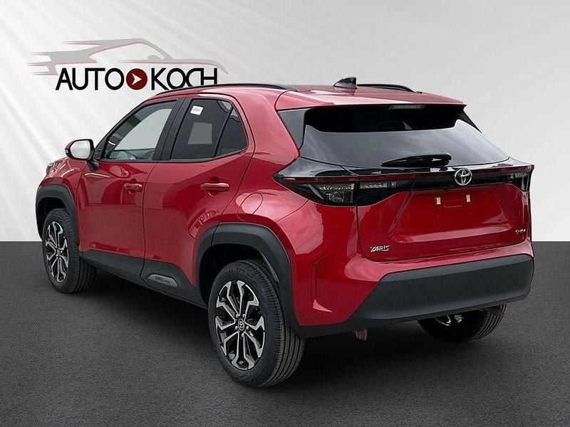 Neu Toyota Yaris Cross 131 PS (96 kW) 2025 Rot SUV