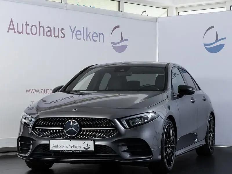 Grau Gebraucht 2019 Mercedes A200 AMG line Limousine | 23.790 € (Etwas zu teuer) - Bild 1/4