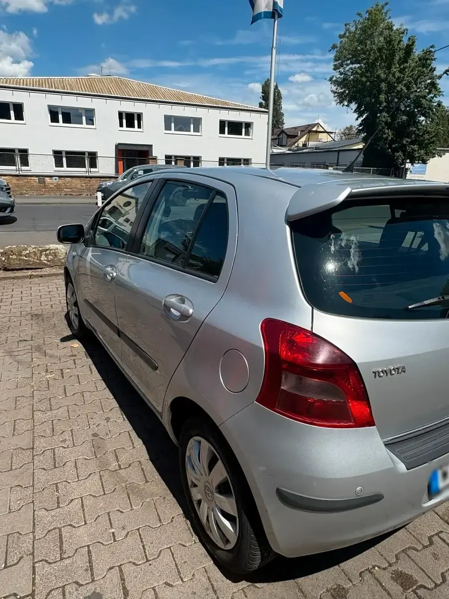 Gebraucht Toyota Yaris 87 PS (63 kW) 2008 Grau Kleinwagen
