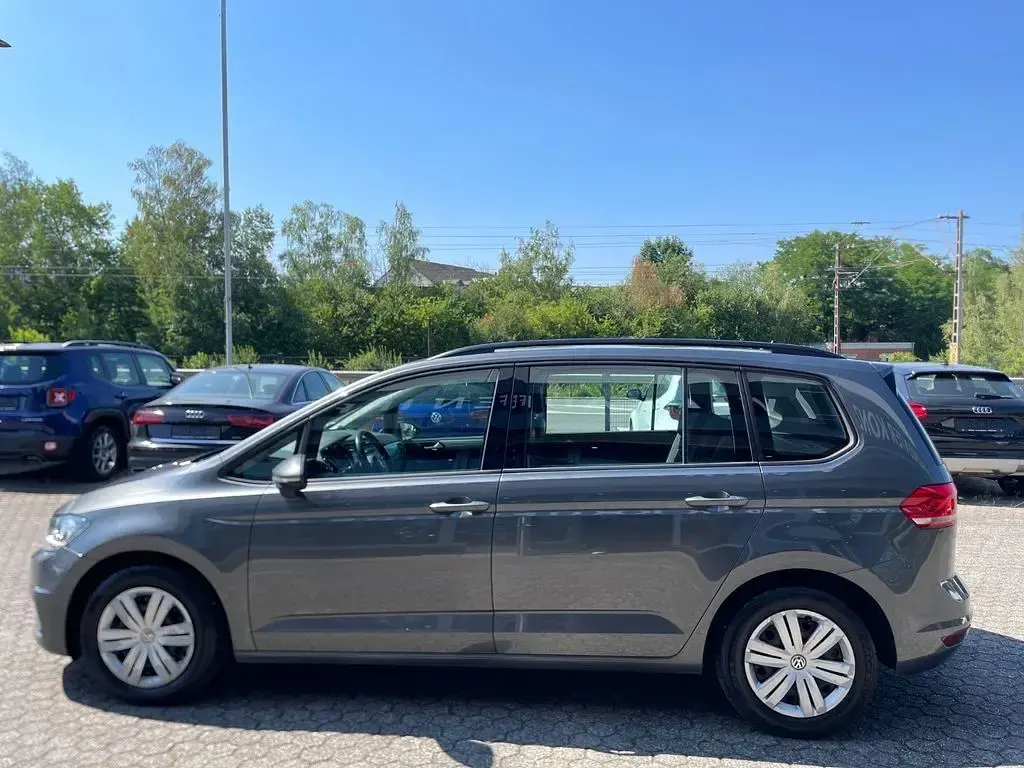 Gebraucht VW Touran Comfortline 150 PS (110 kW) 2020 Grau Van / Kleinbus