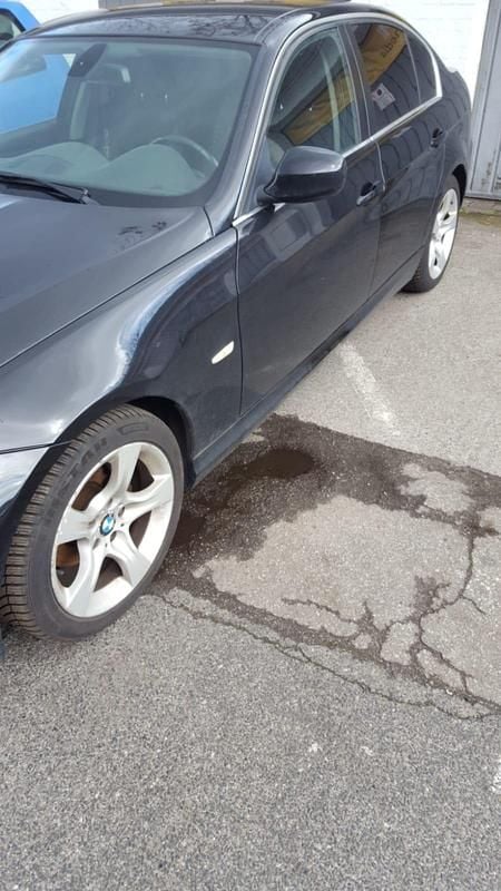 Gebraucht BMW 318 143 PS (105 kW) 2011 Schwarz Limousine