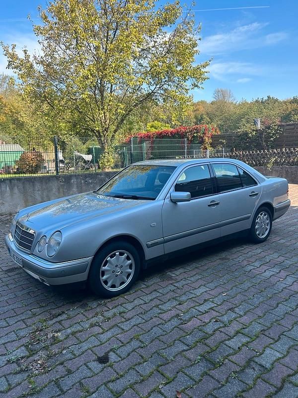 Silber Gebraucht 1997 Mercedes E280 Limousine | 3.499 € - Bild 1/4