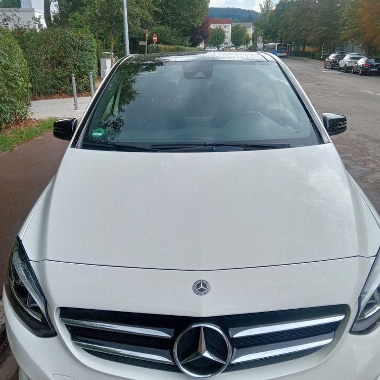 Weiß Gebraucht 2018 Mercedes B220 Van / Kleinbus | 16.990 € (Superpreis) - Bild 1/4