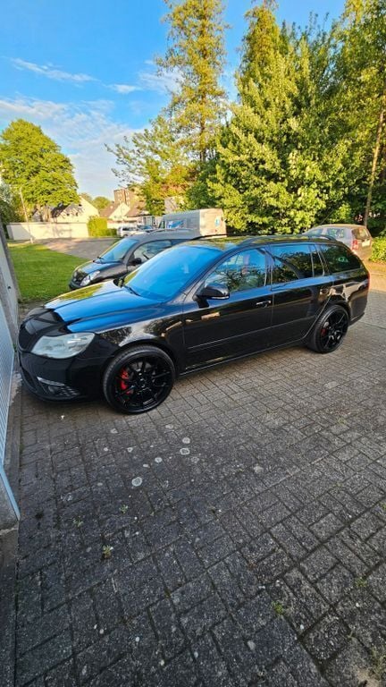 Schwarz Gebraucht 2011 Skoda Octavia RS Kombi | 6.500 € - Bild 1/4