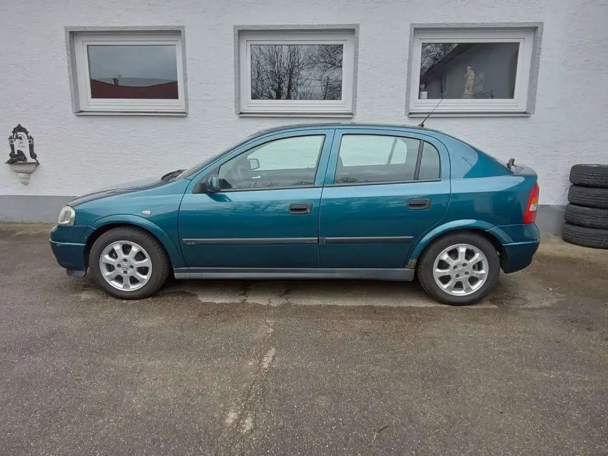 Używany Opel Astra Selection 84 KM (61 kW) 2001 Niebieski Sedan/Limuzyna