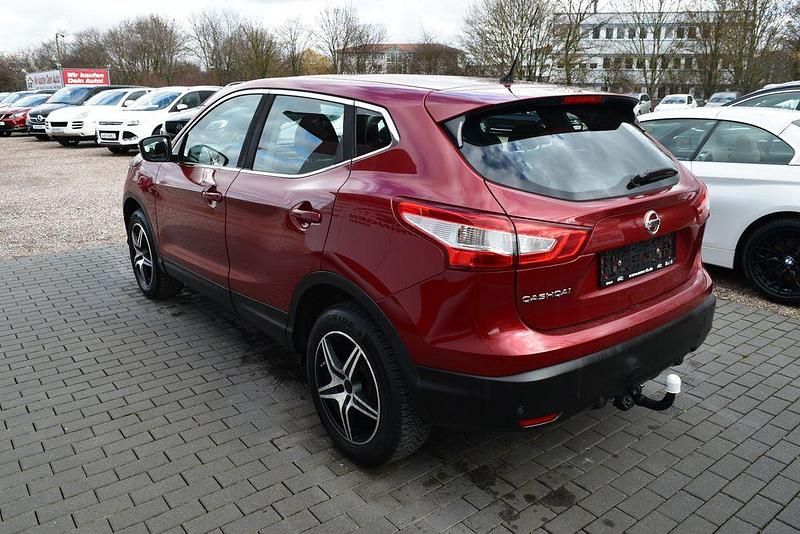 Gebraucht Nissan Qashqai Acenta 116 PS (85 kW) 2016 Rot SUV
